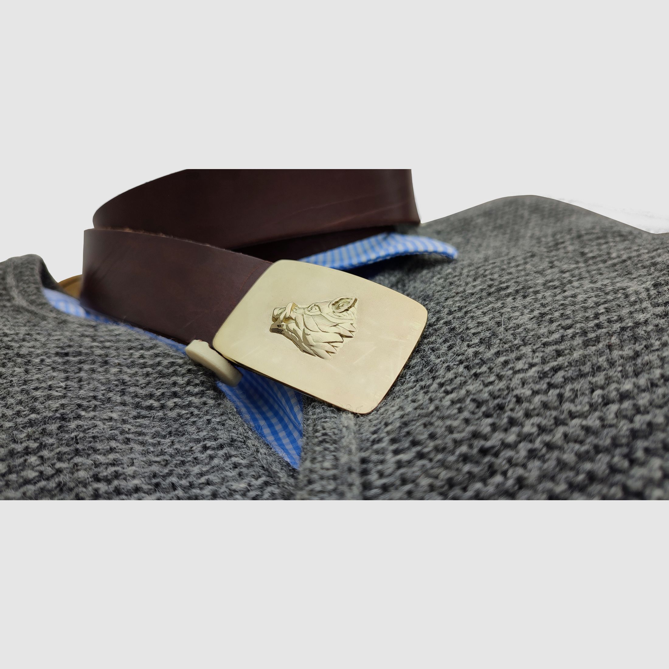 Fibbia per cintura artigianale in ottone con motivo di caccia testa di cinghiale