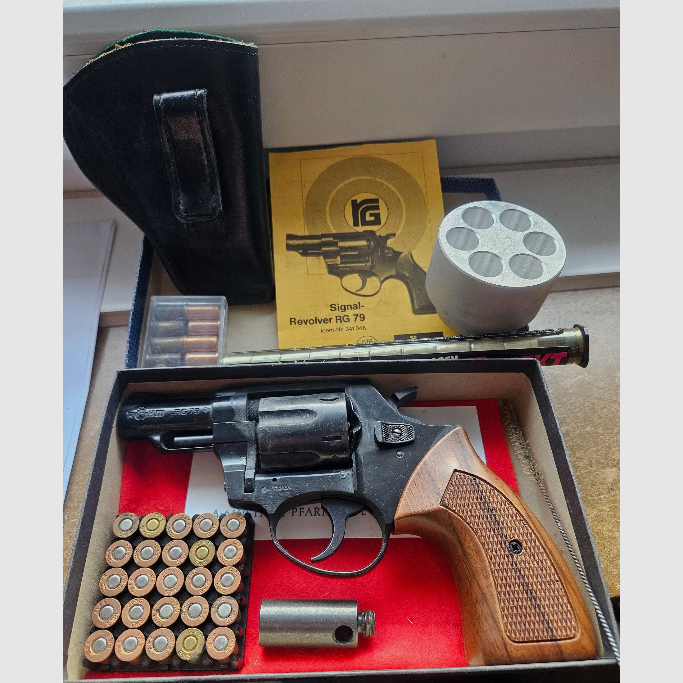 Röhm RG 79, und Holzgriffschalen, mit 6 Fach Abschußbecher.... 10 Leuchtkugeln, 10 GAS-Patronen,