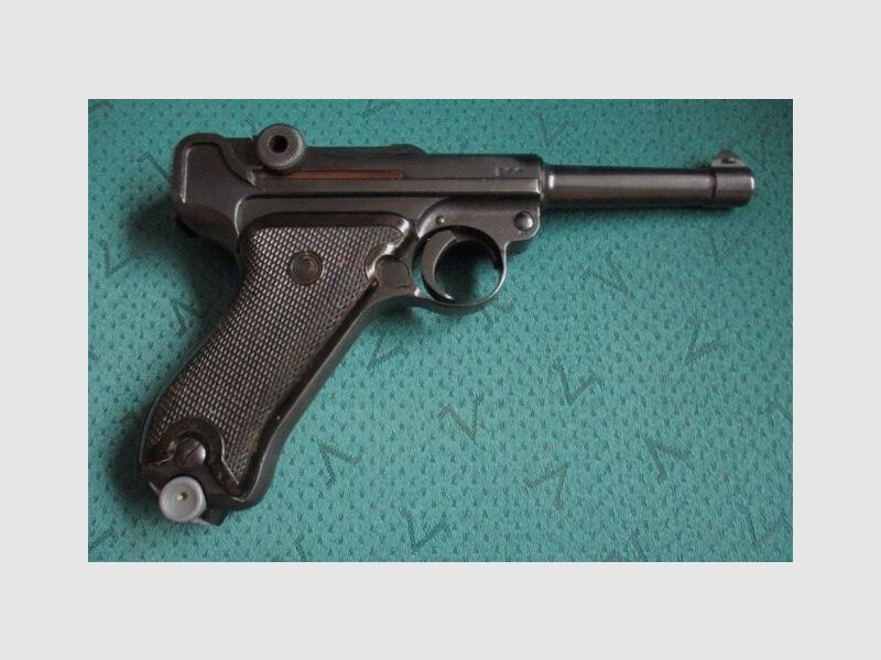 Pistolet 08 de la police populaire Vopo avec tampon 08