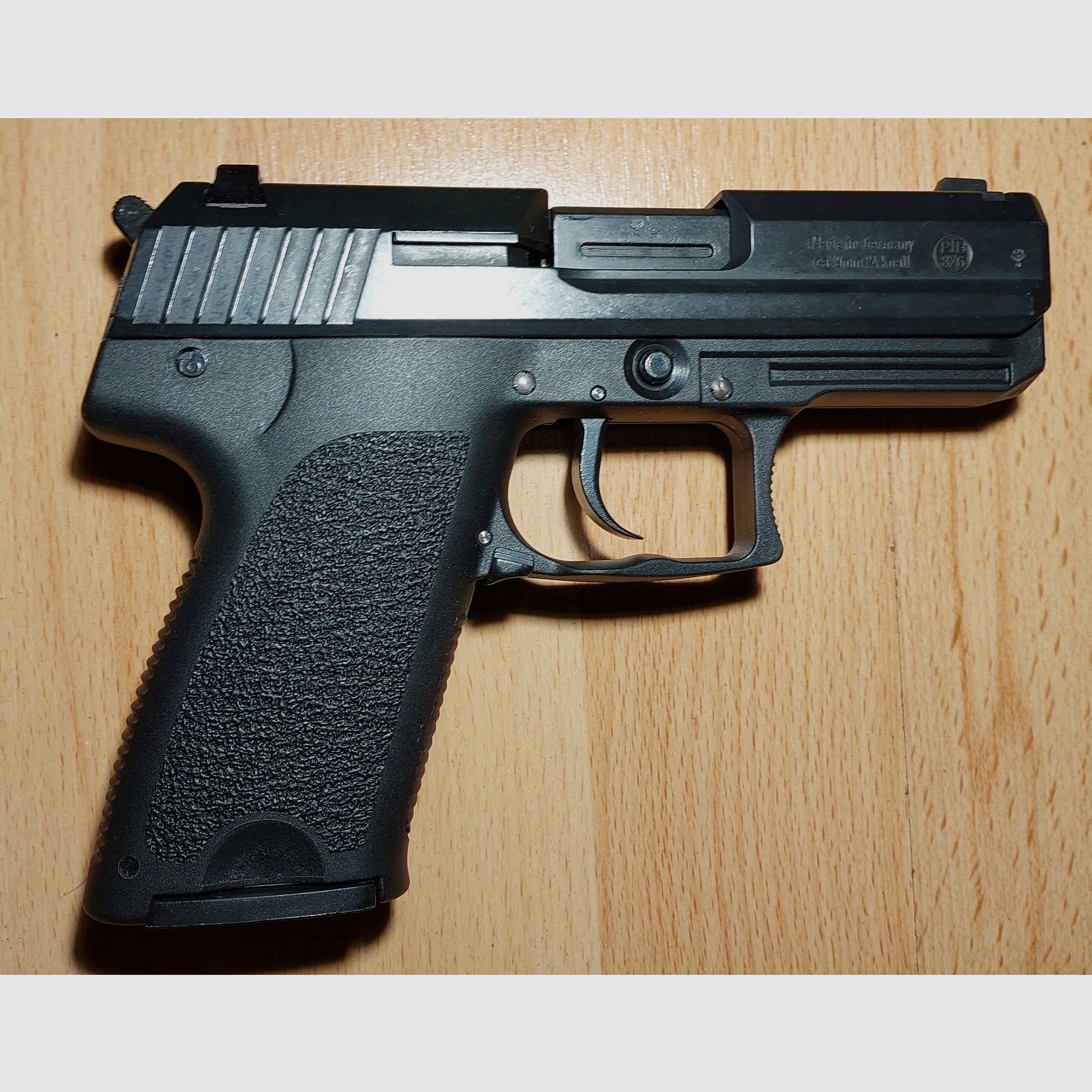 ME IWG SP 15 Kompakte Schreckschuss Pistole brüniert 9mm P.A.K. (876) mit 2 Magazinen