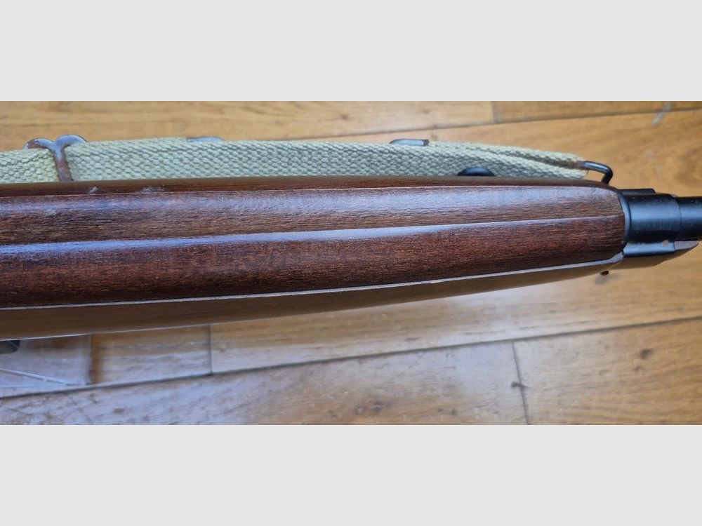 Sehr schöne ERMA Modell EM1 Replik der USM1 — Kal. .22 LR — Waffe von 1977, nicht mehr sehr gut erhalten — Perfekte Mechanik und Spiegel-Lauf — 10-Schuss Magazin — Amerikanischer Militärriemen — Garantierter Spaß auf dem Stand — TBE+/TBE++, Bild 18 von 30