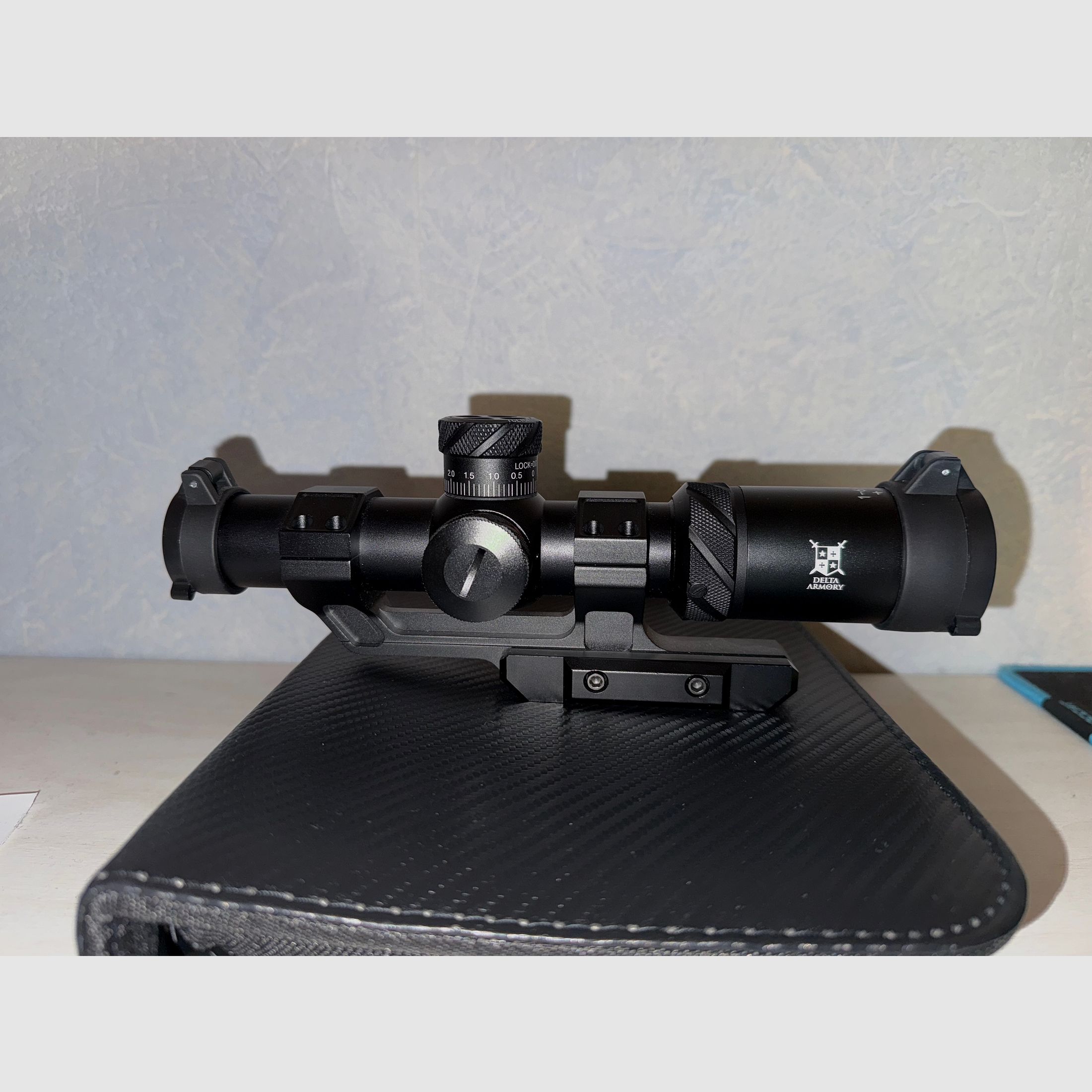 Delta Amory AR15 mit Visier, 2 Akkus und 2 Magazinen