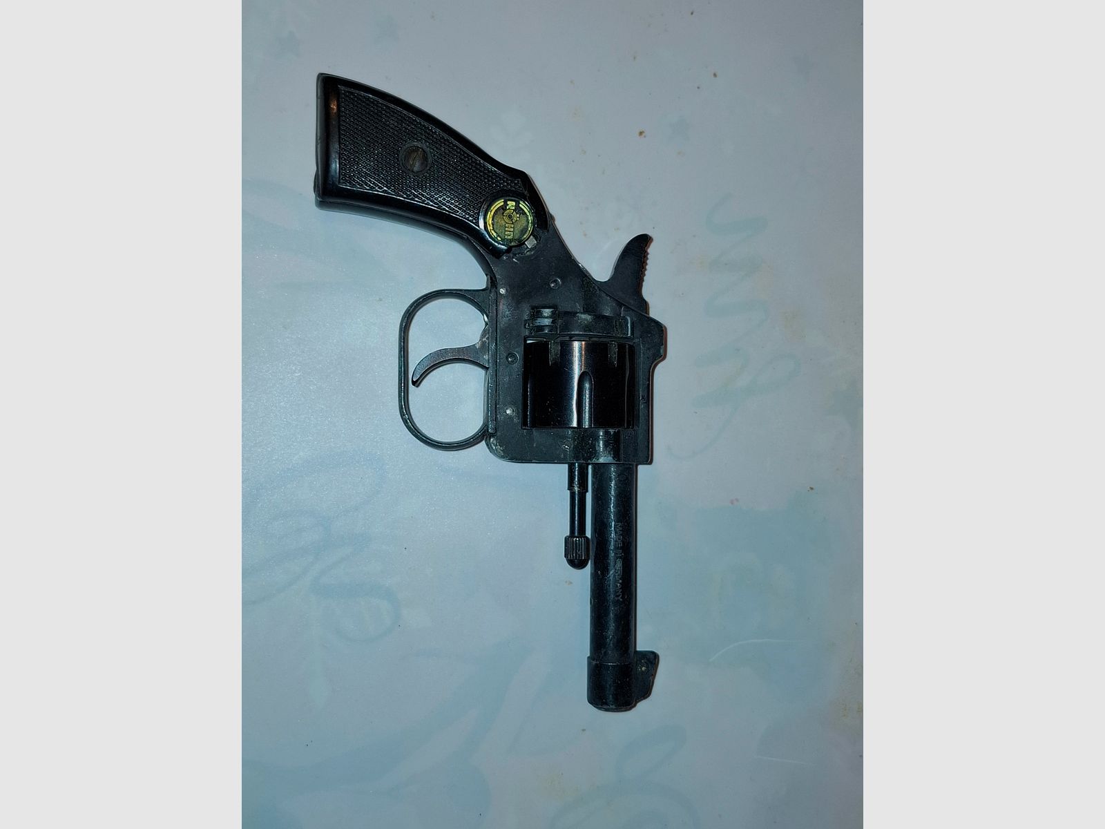 4 pistolets/ revolvers à blanc