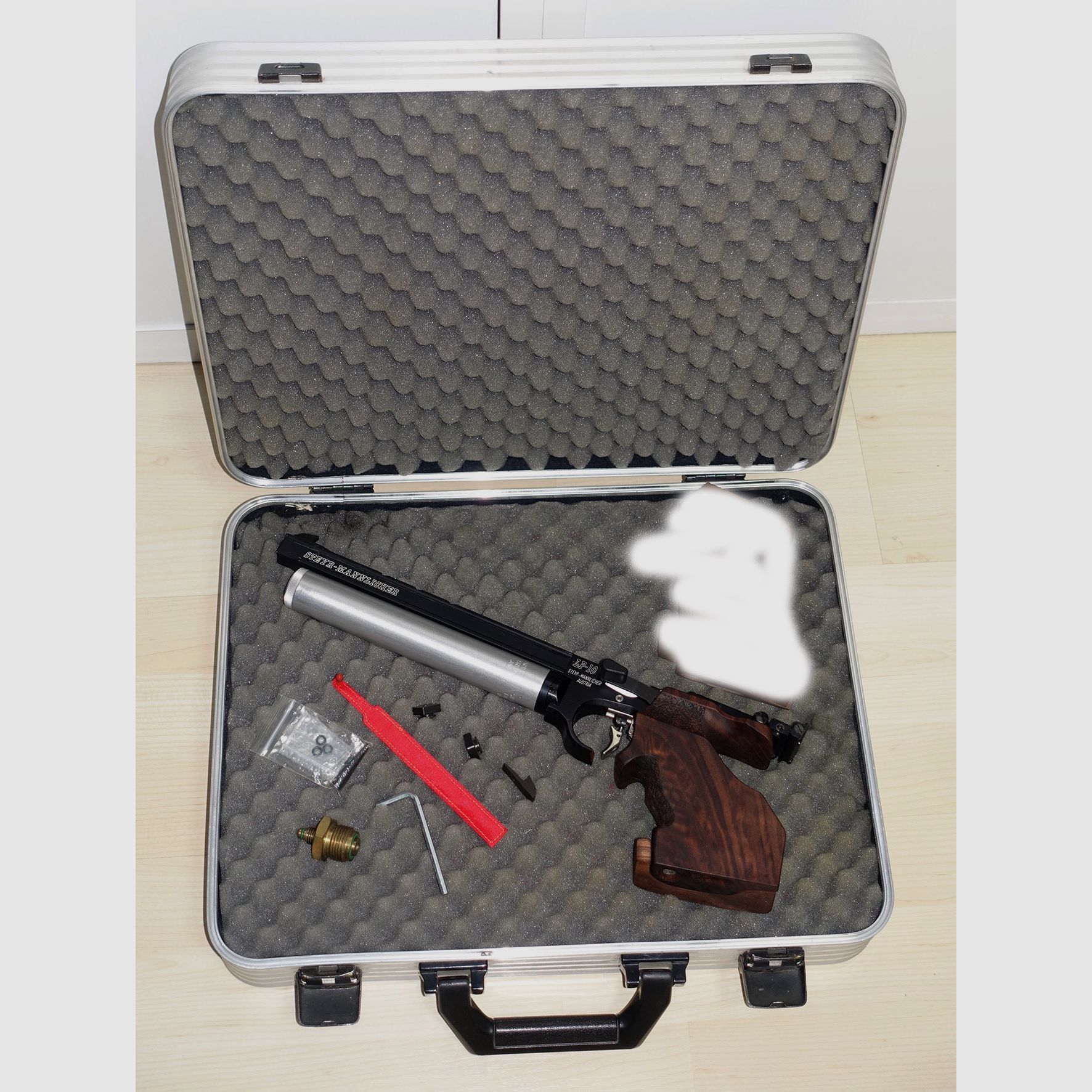 Steyr LP10 Pressluft Matchpistole / 3 Rechtsgriffe Gr. S + M
