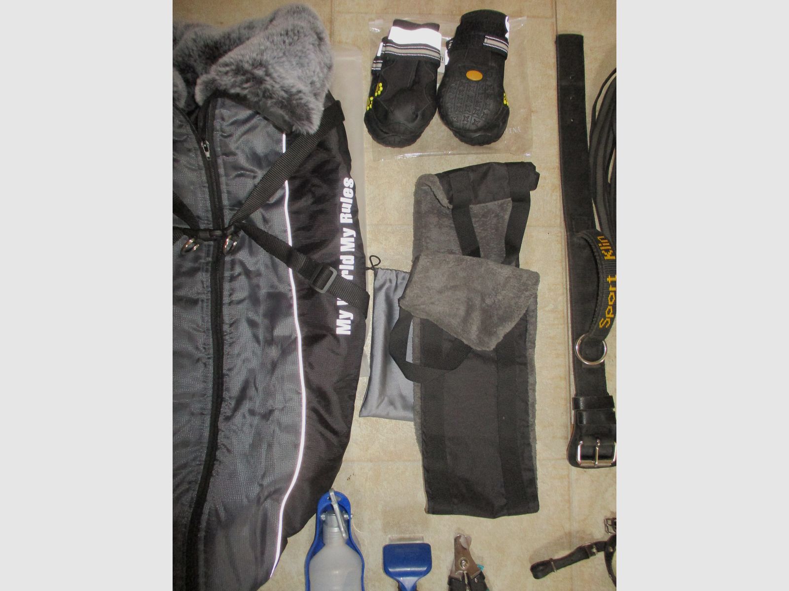 Hundezubehör, Leinen, Halsbänder, Kleidung, Näpfe...