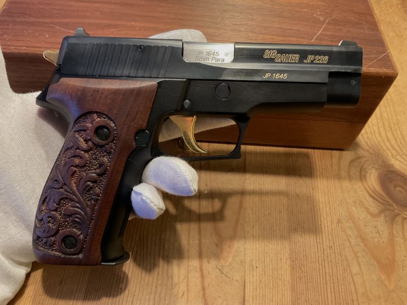 Pistole SIG JR226 Jubiläumsmodell 125Jahre im Holzkasten 9mmLuger SNR JP1645