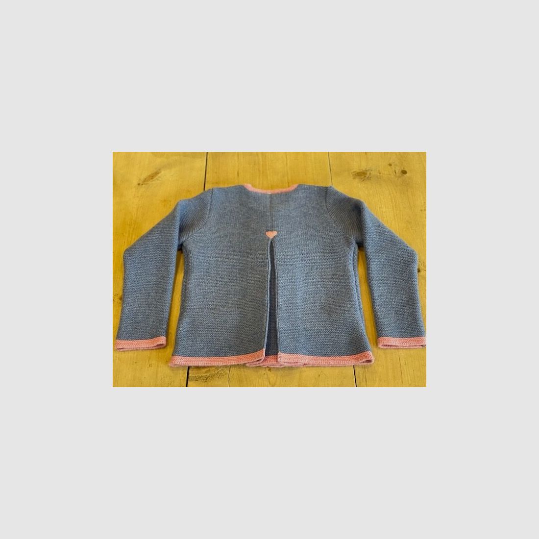Cardigan pour enfants avec pli en laine mérinos bleu/rose, image 2 sur 2