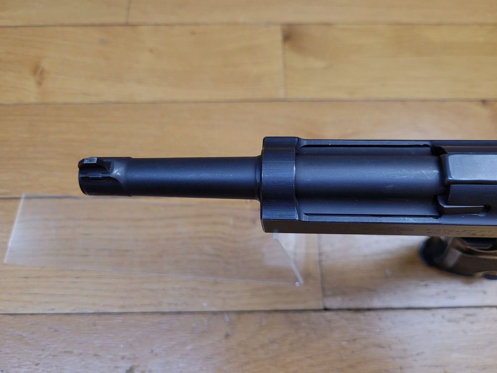 Peu courant pistolet Walther Manurhin P1 – Cal. 9×19 – Police de Berlin Ouest – Arrivage exceptionnel – Made in France by Manurhin – Marquages réglementaires – Toutes pièces au numéro – Canon miroir – Mécanique au top – Moins de 15 000 exemplaires ! – Successeur du P38 dans la guerre froide – Superbe exemplaire, image 13 sur 17