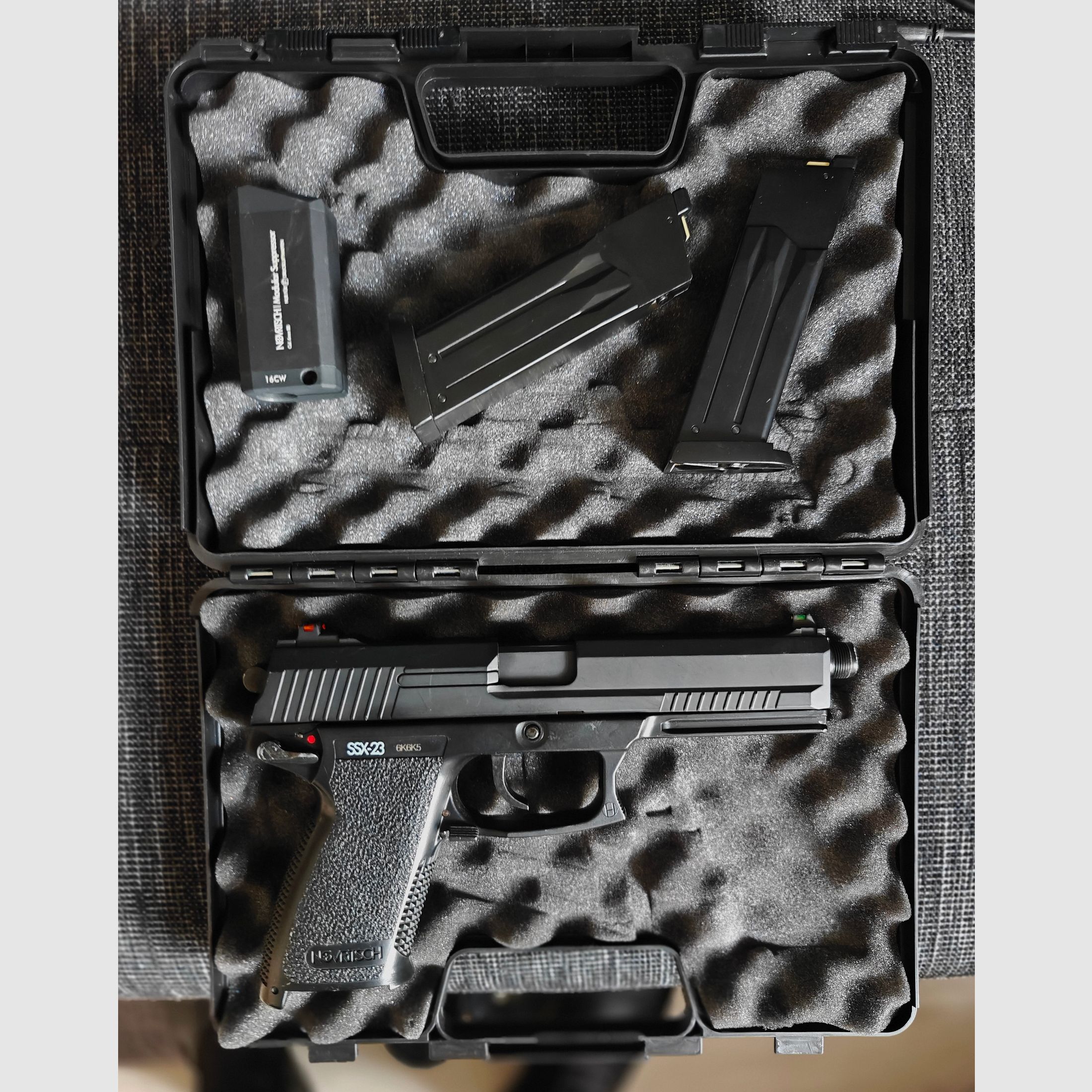 Novritsch SSX23 Gas Airsoft Pistole plus Zusatzmagazin und Silencer
