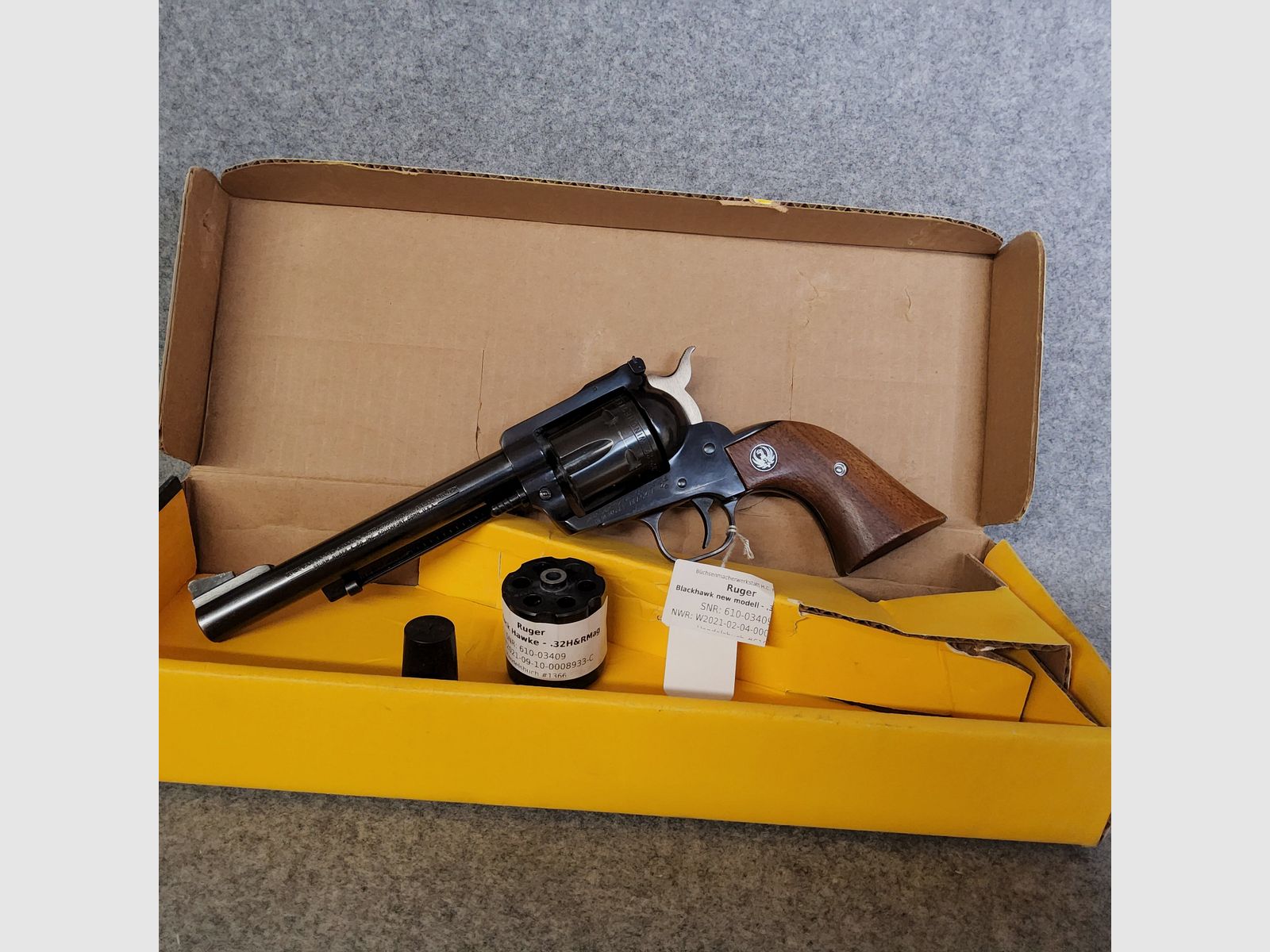 Ruger Black Hawk nowy model - bęben wymienny 32 H&R Mag.