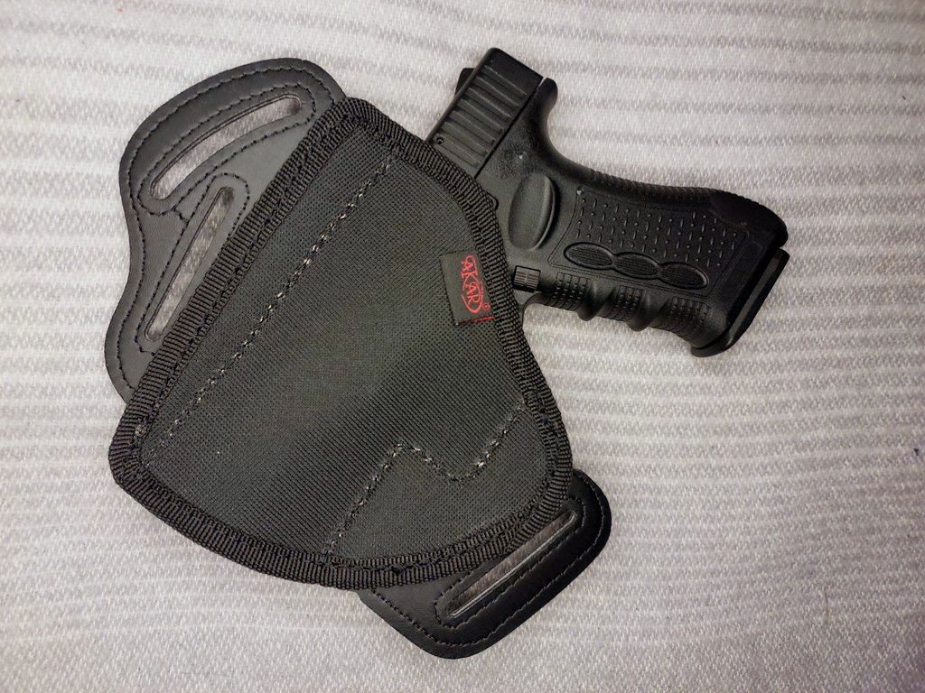 Zoraki 917 pistolet d'alarme 9 mm P.A.K. (PTB 1023) avec un nouvel étui en Cordura First Strike sur mesure.