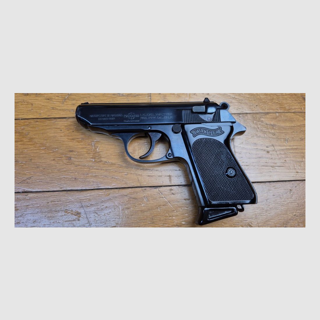 Sehr schöne und seltene Walther PPK von Manurhin unter exklusiver Lizenz von Walther – Kaliber 22LR (sehr selten) – Wunderschöne Brünierung – Wahrscheinlich Polizeitrainingswaffe – 2 Magazine mit 10 Schuss, davon eines mit Fingerverlängerung – Entspannungs-Sicherung – Spiegel-Lauf – Etui mit Aufdruck der bayerischen Polizei – Riemenring – Zustand nahezu neu! TBE+++, Bild 17 von 30