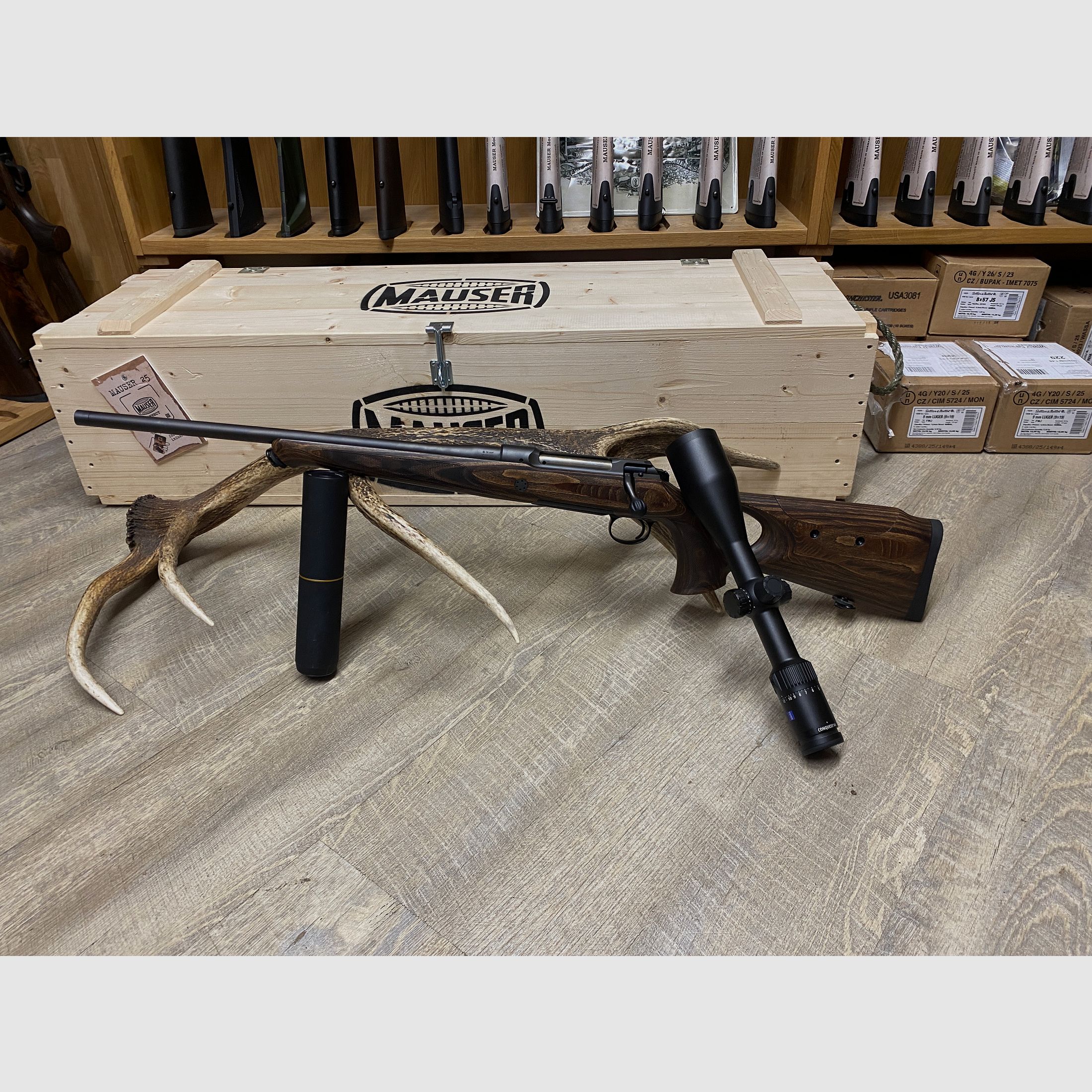 Sauer 101 GTI, sinistra, con Zeiss Conquest V4 3-12x56