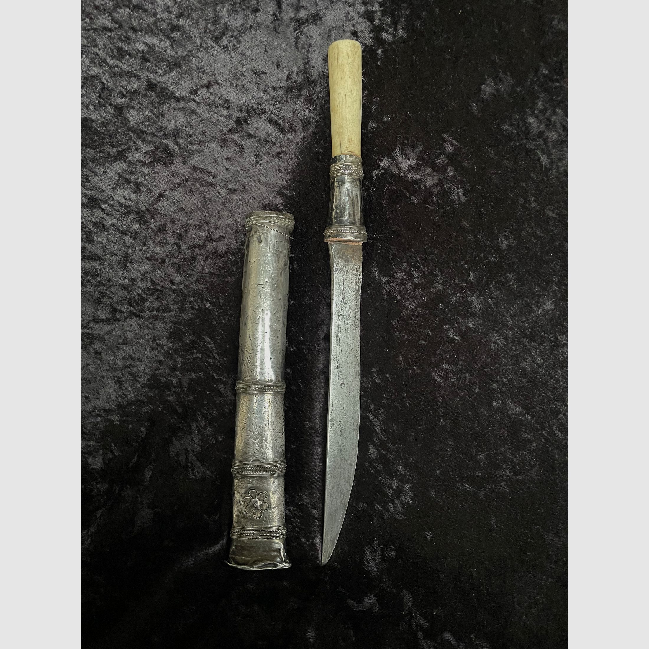 Antyczny srebrny nóż Dha – Myanmar (Birma) XIX w. – uchwyt z morskiej kości słoniowej/kości