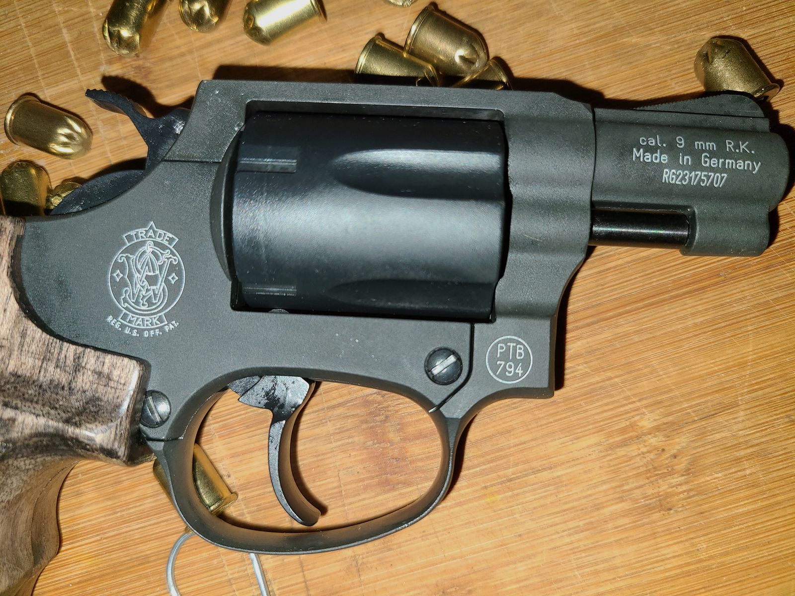 SELTEN REVOLVER SMIT & WESSON CHIEFS SPECIAL / HOLZSCHALEN GRIFF / cal. 9mm / PTB 794 / SCHRECKSCHUSS GAS PISTOLE SILVESTER SELBSTVERTEIDIGUNG SAMMLER mit ZUBEHÖR ohne VP