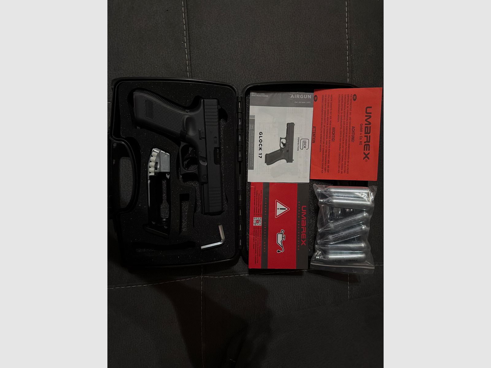 Umarex Glock 17 Gen5 CO2 air pistol | 4.5 mm | complete set | excellent condition | with CO₂ & case