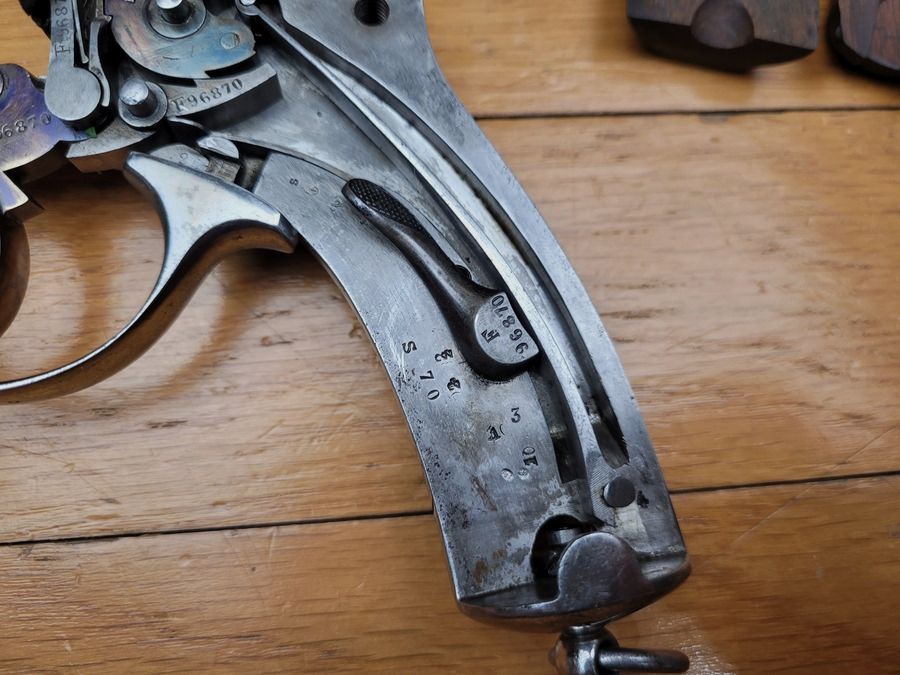 Très beau revolver réglementaire Mod 1873 11mm73 – intégralement mono matricule – encore du jaune paille – Top état !, image 7 sur 36