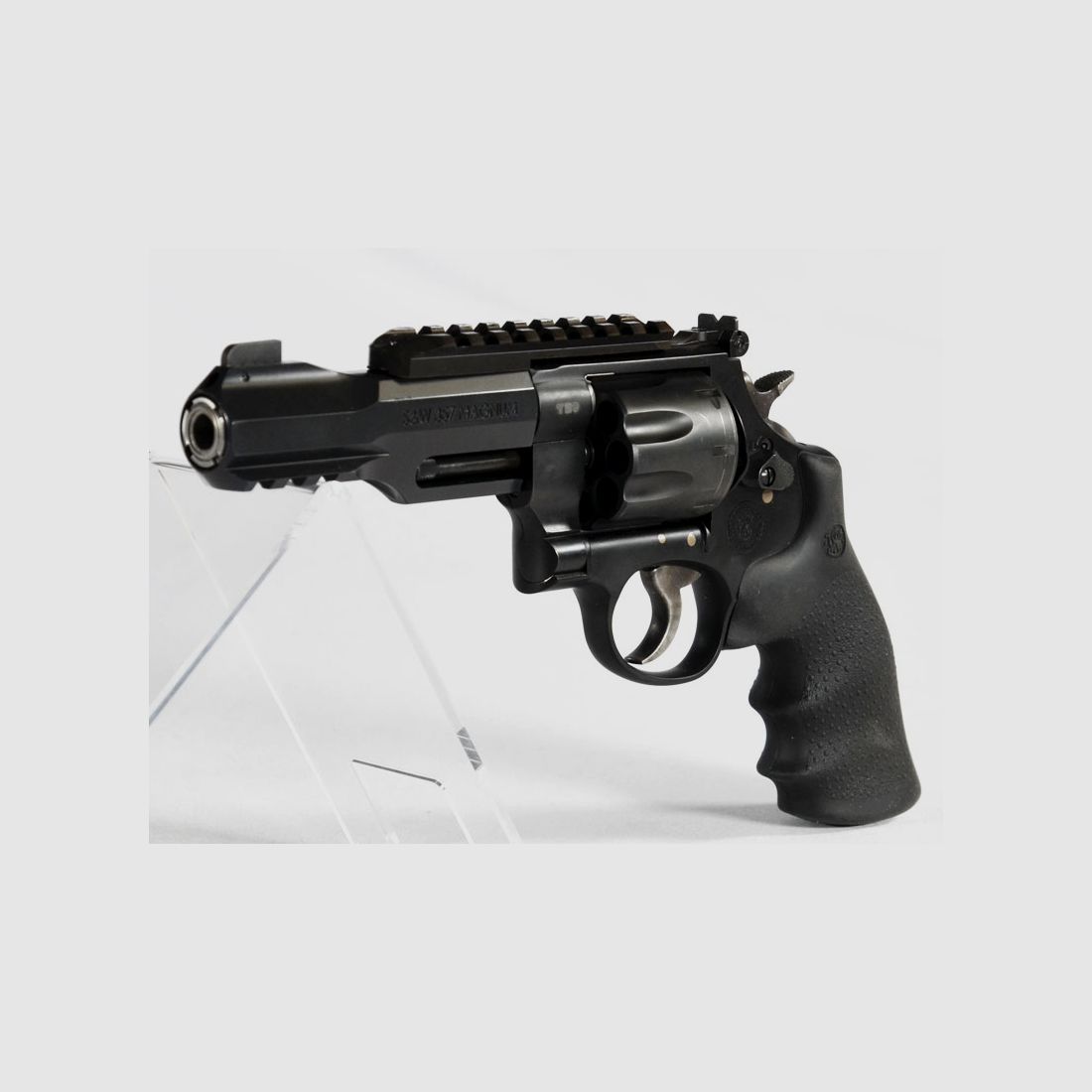 Smith & Wesson M&P R8, 5" barrel