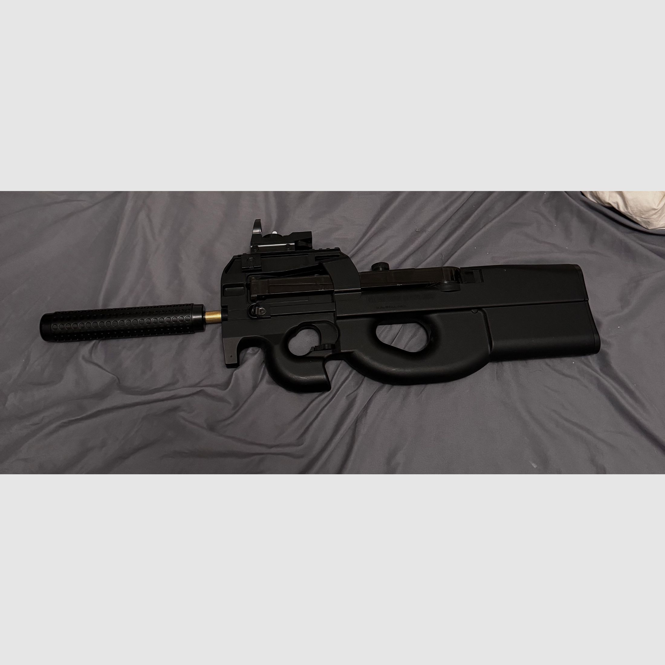 2xP90 mit 2 Magazinen und Ladegerät und vieles….