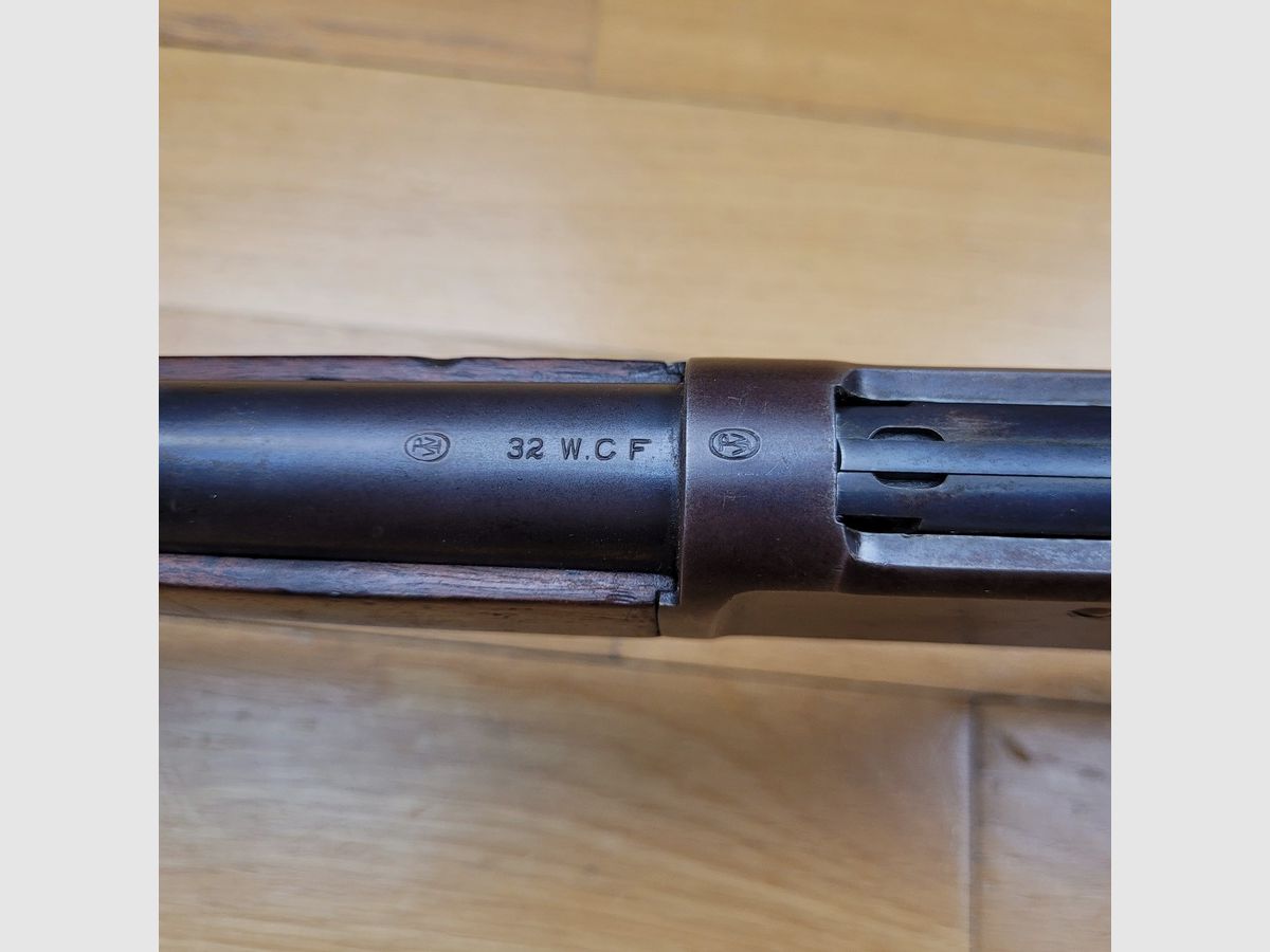 Sehr schöne Winchester Model 1892 – Version „Rifle“ mit rundem Lauf – in 32WCF – New Haven Waffen von 1906 – Schöne amerikanische Nussbaumholz – Sehr schöner Lauf und Mechanismus – Epochen-Hausse Marble – Sehr schöne Beschriftungen – TBE+, Bild 22 von 36