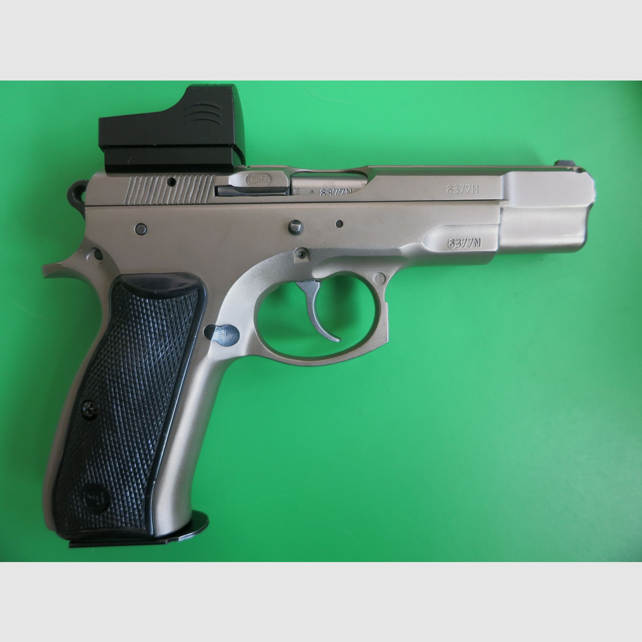 Brünner CZ75 B OMEGA en acier inoxydable ou ČZ 75 (Česká zbrojovka), pistolet semi-automatique, Cal. 9×19 + Burris Fastfire       #90