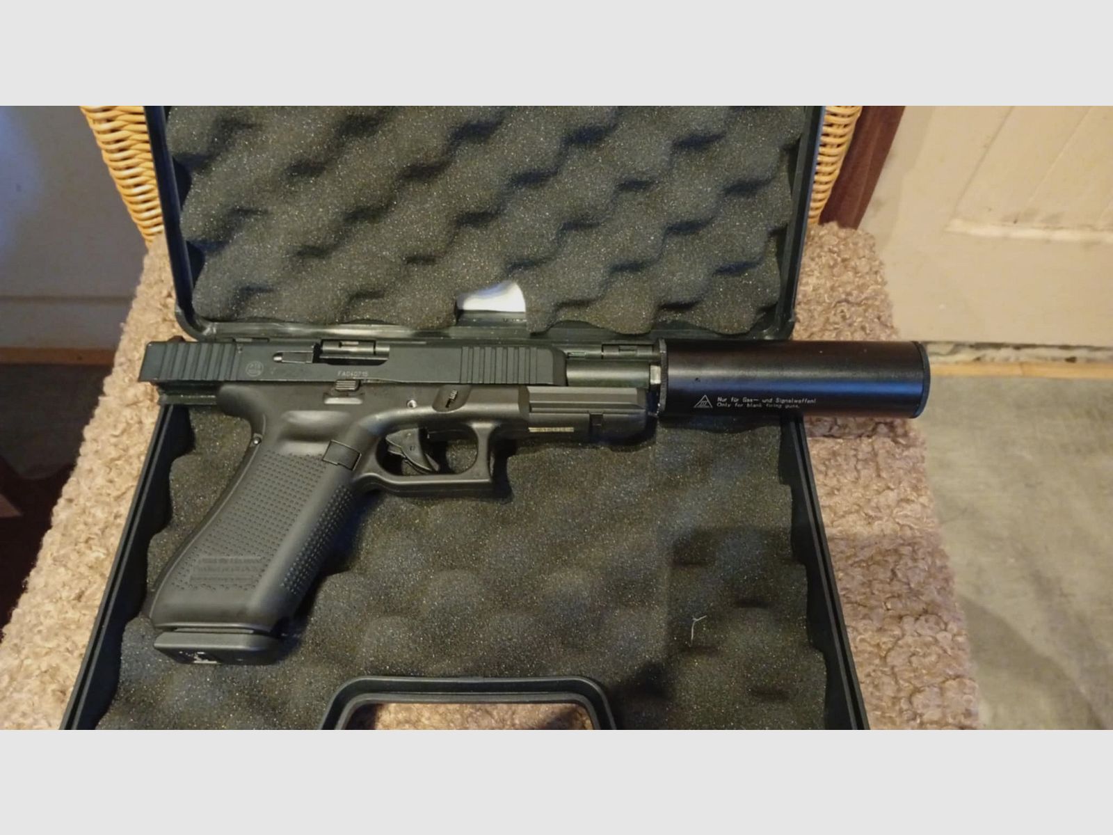 Glock 17 Gen5 Schreckschuss Pistole 9mm P.A.K. brüniert inkl. Umarex  Schalldämpfer und  Waffenkoffer