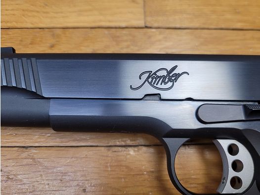Superb Pistole Kimber Royal II Blau – Blue Charcoal Griffschalen – Kal.45 – Zusätzliche Aluplaketten zu den echten Knochenplaketten! – Leichter Hahn und Abzug – Extra große Beavertail – Vergrößerte Sicherungsbedienung – Serrationen vorne an der Schlitze – Der 1911 in seiner höchsten Form! – Originalkoffer mit allen Zubehörteilen, Dokumenten und Werkzeugen – Gebraucht im perfekten neuwertigen Zustand!
