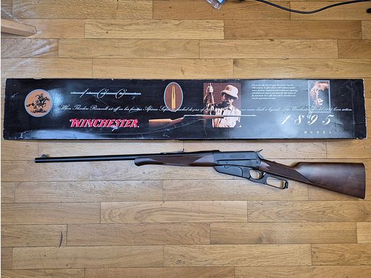Wunderschöne Winchester 1895 – Furchtbares Kaliber 30.06 – Sonderanfertigung zum Jubiläum von Miroku für Winchester – In originaler Box in perfektem Zustand – Wunderschönes handgeriffeltes Holz – Rocailles-Gravuren auf perfektem Brünierung – Sehr schöne Markierungen von „echter“ Winchester – Lauf und Mechanik perfekt! – Waffe neu!