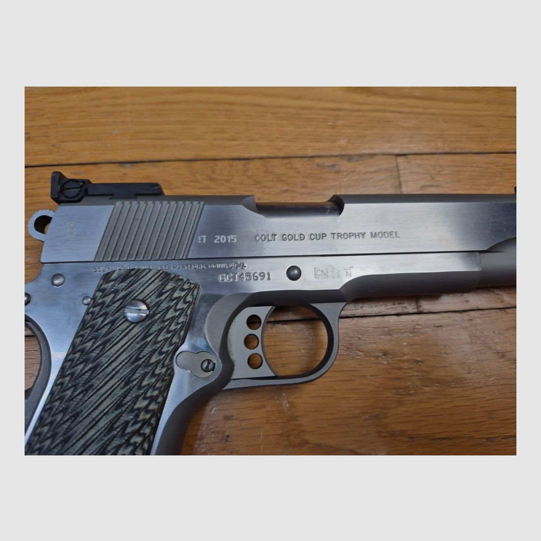 Wunderschöner Colt 1911 Gold Cup « National Match » Trophy – Waffe von 2015 – Kal. .45 – Vollständig inox – Exemplar vorbereitet mit Bushing Briley und Brownells Federkit – G10 Griffschalen in Grau – Einstellbarer Abzug – Makellose Oberflächen und vernickelter Lauf – Geliefert in seiner kompletten Originalkoffer – Zustand nahezu neu!, Bild 17 von 20
