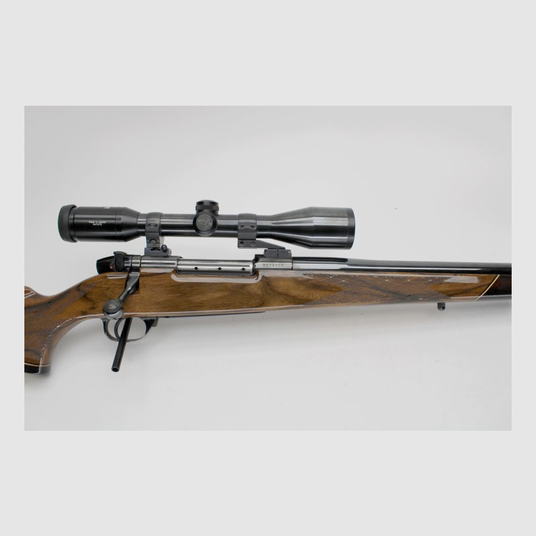 Re. Büchse Weatherby Mark V mit hochwertigem Lackschaft und Mündungsdämpfer .460WeathMag
