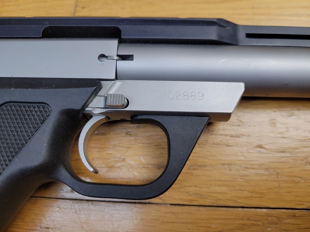 Racé Pistole Colt Target Model – Kal. .22LR – Eine der ersten Fertigungen von 1994, komplett aus Edelstahl – Erbe des legendären Woodsman – Exzellenter Abzug – Schwerer Bull Barrel – Picatinny-Schiene – 2. Magazin und Originalbox – Gebraucht, quasi neu!, Bild 20 von 23