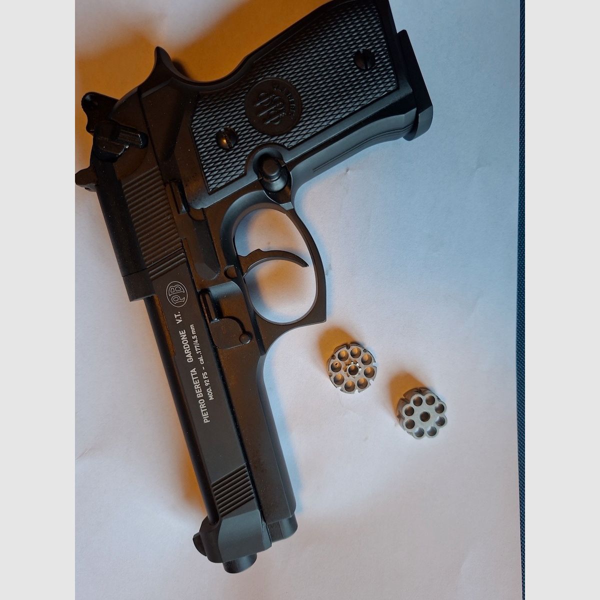 Umarex Beretta 92 FS CO₂ Kal.177/4,5mm inkl. 32 CO₂-Kapseln & Diabolos