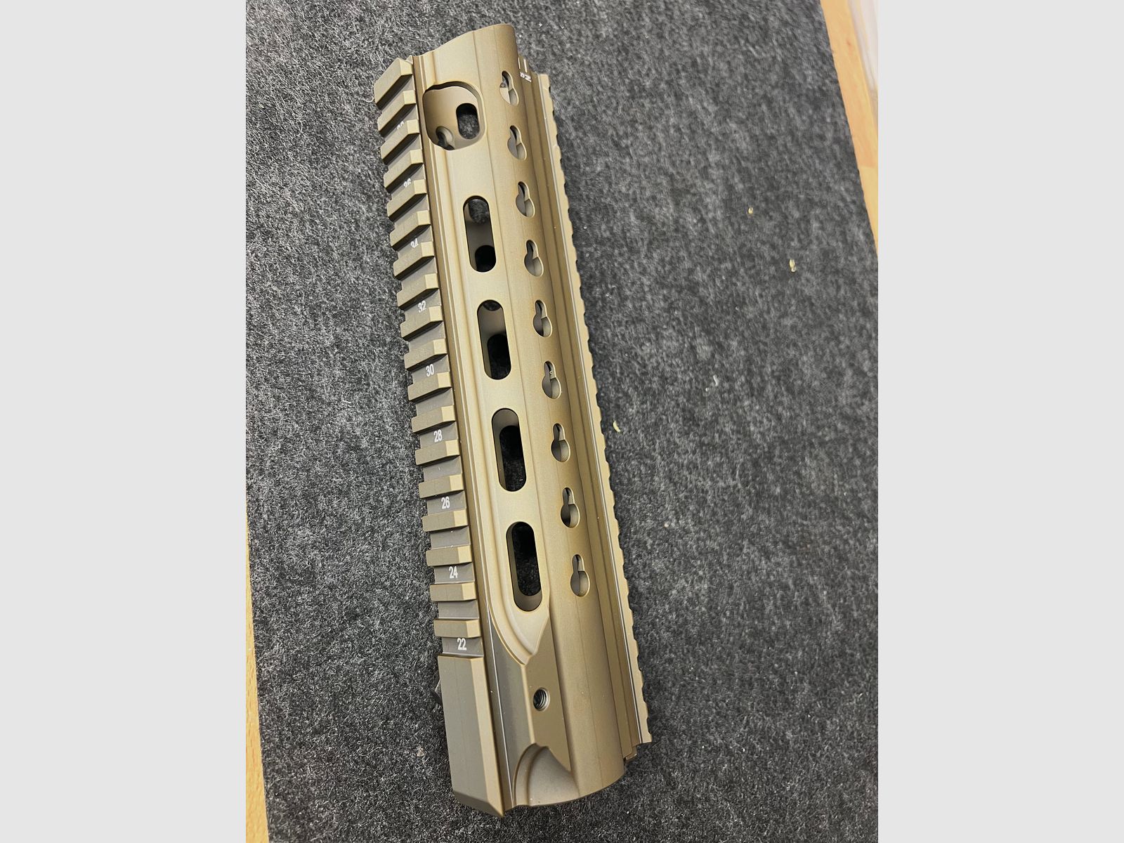 HK MR223 / HK416 Slim Line Handguard 10″ FDE – come nuovo
