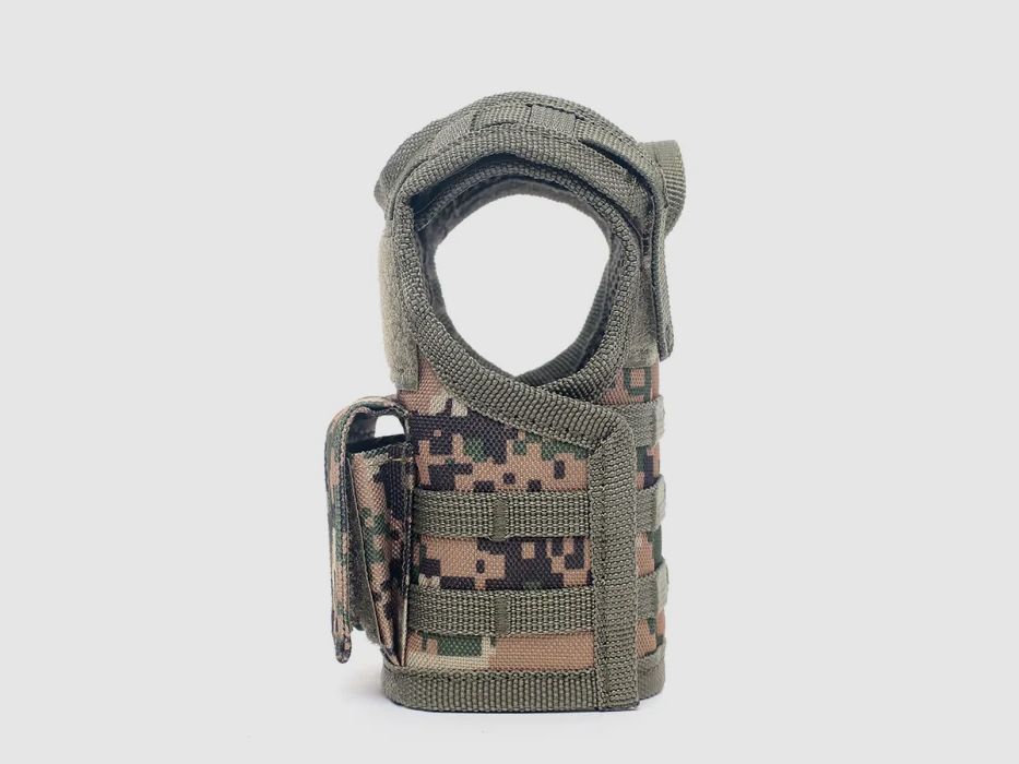 Mini Tactical Schutzweste mit Fronttaschen für Bierflasche / Weinflasche / Thermosflasche - Digital-Woodland