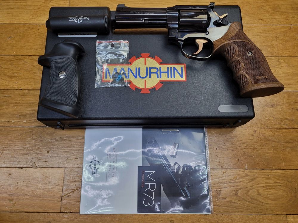 Sehr schöner Revolver Manurhin 73 Modell Sport – Kal. 357 mag – 4 Zoll – Französische Herstellung Chapuis – Serie HA – Jahr 2002 – Wunderschöne Brünierung – Lauf und Kammern spiegelnd – Zwei-Schrauben-Griffschale – Enger Lauf 355′ – Trausch-Griffset – Gebraucht im Zustand von fast neu in Originalverpackung, Bild 21 von 23