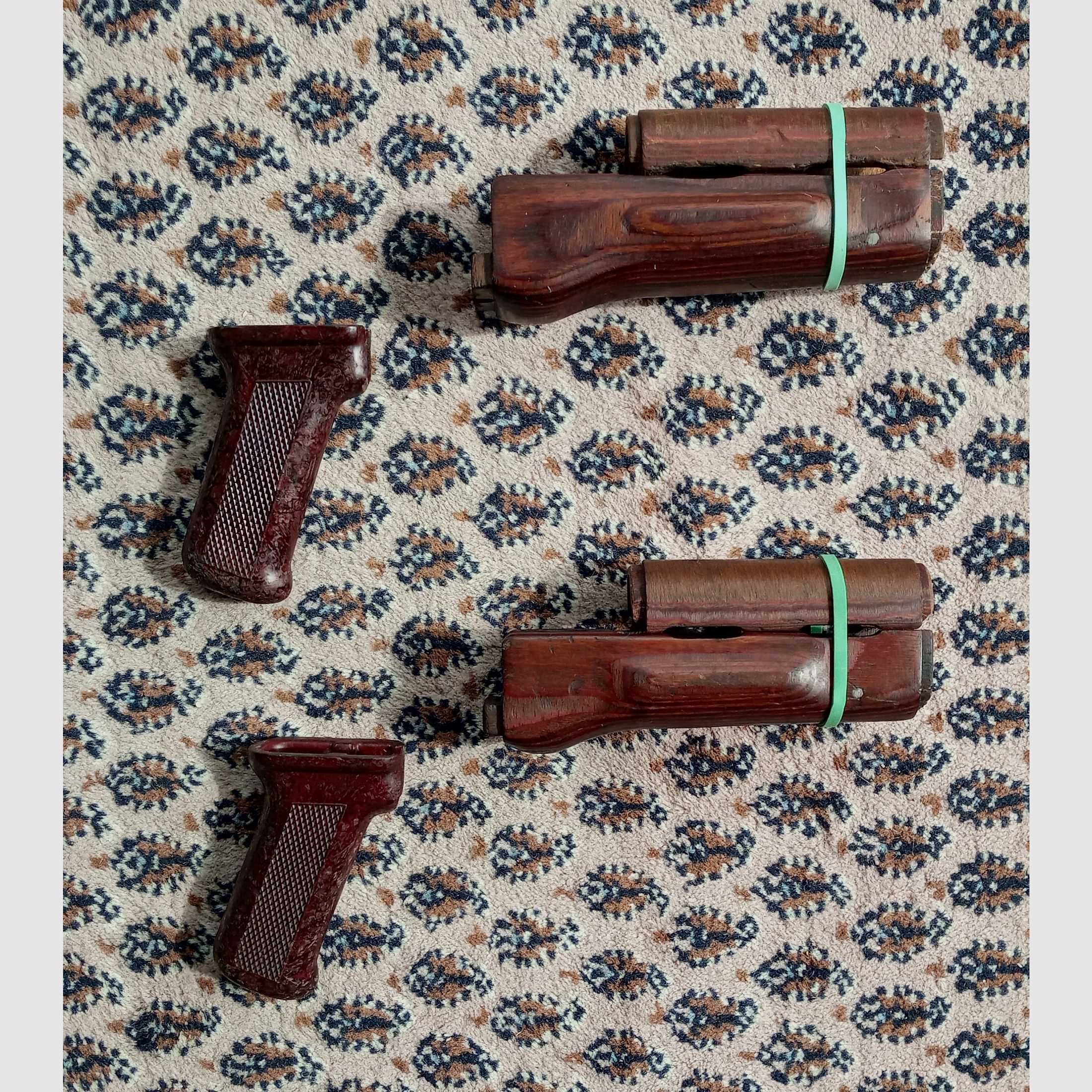 2 Sets Original Anbauteile inkl. Holz Laminat Handschutz und Bakelit Griff / AKM und AK74 