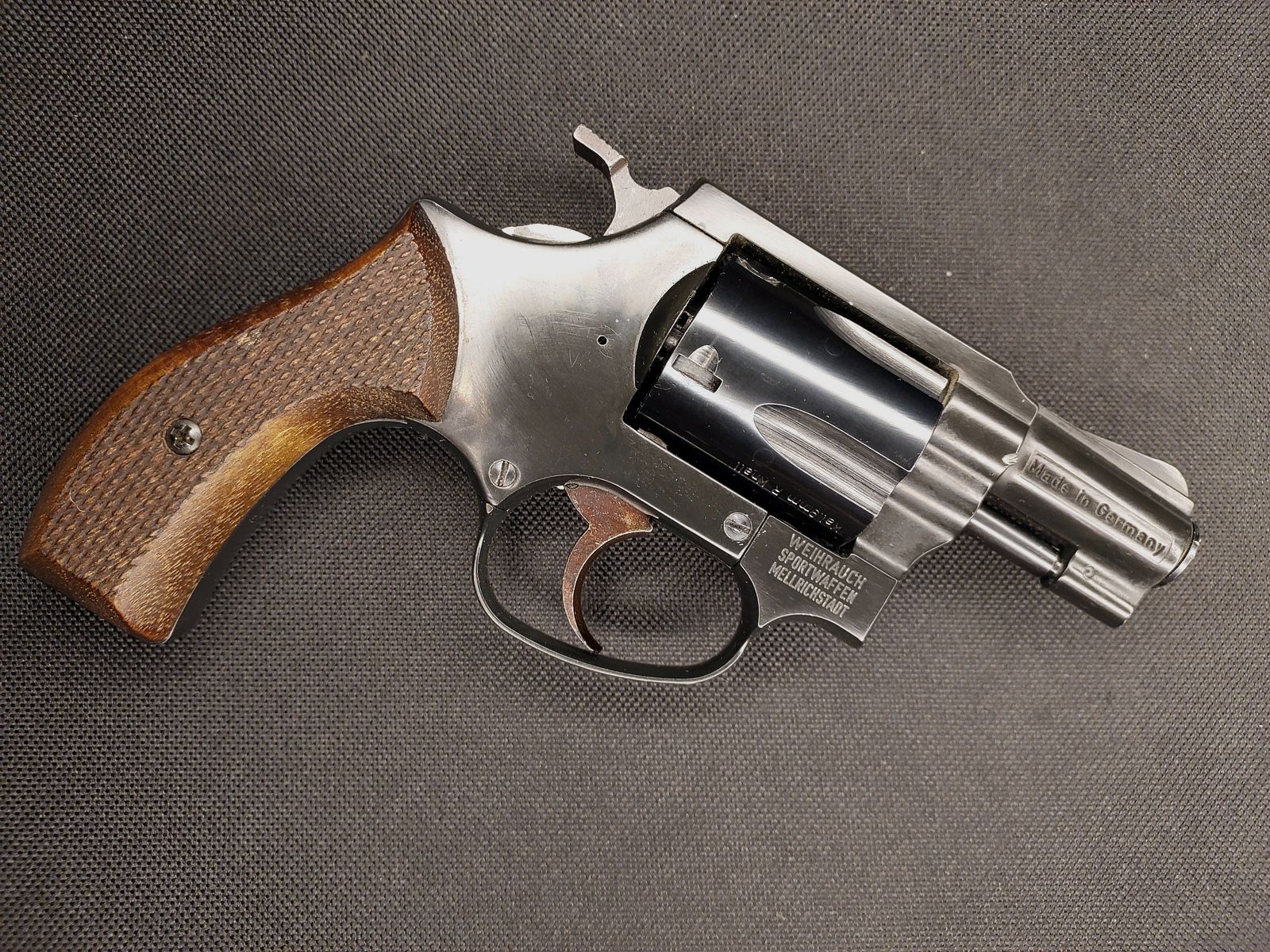 Incienso HW37 Cal. 9mm R.K. (PTB 887) OVP con empuñaduras de madera y funda de cuero - en muy buen estado (Arminius HW 37)