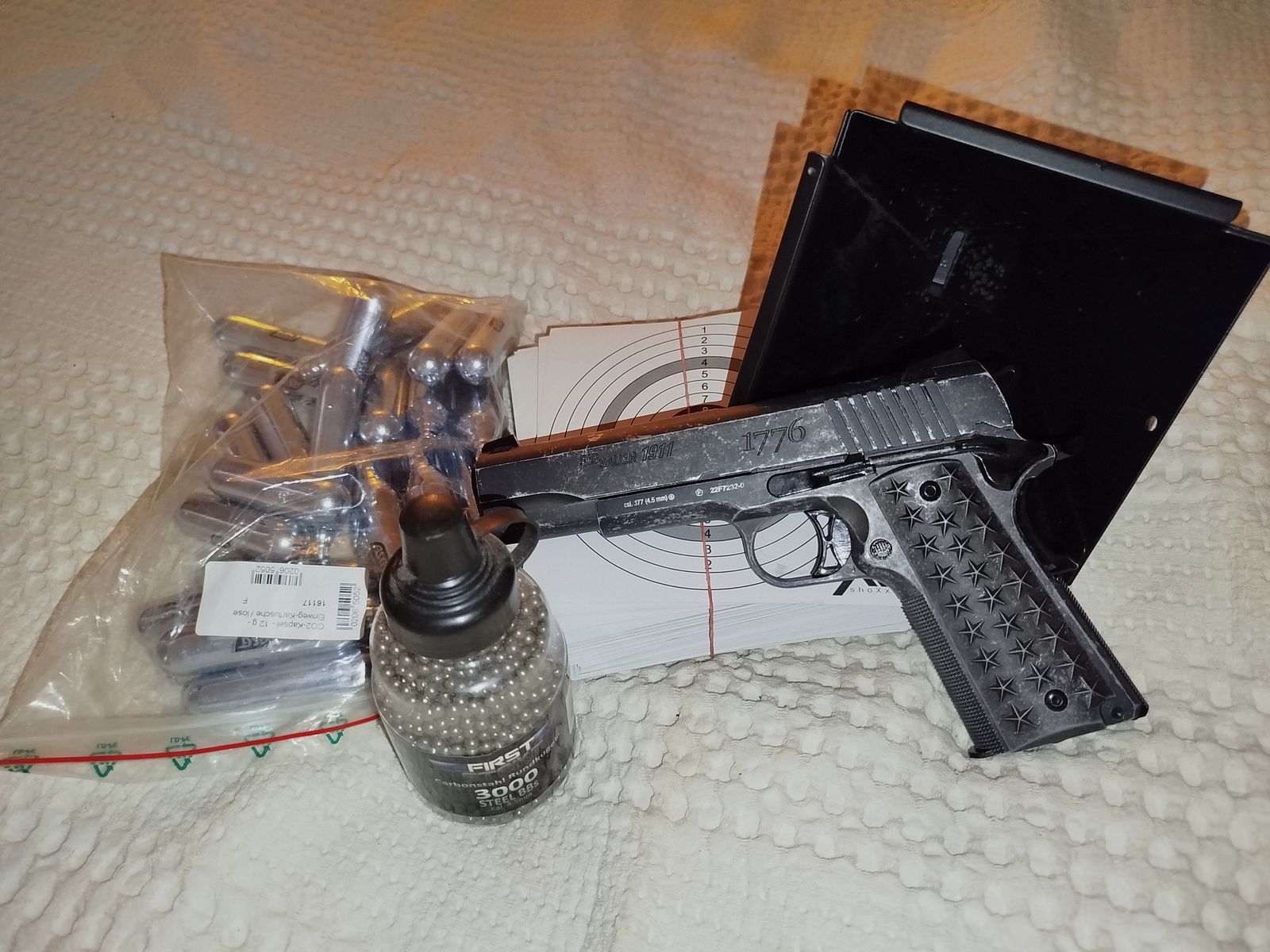 Sig Sauer 1911 WTP + 24 CO2 capsules + pellet trap + 90 targets + 2940 BBs