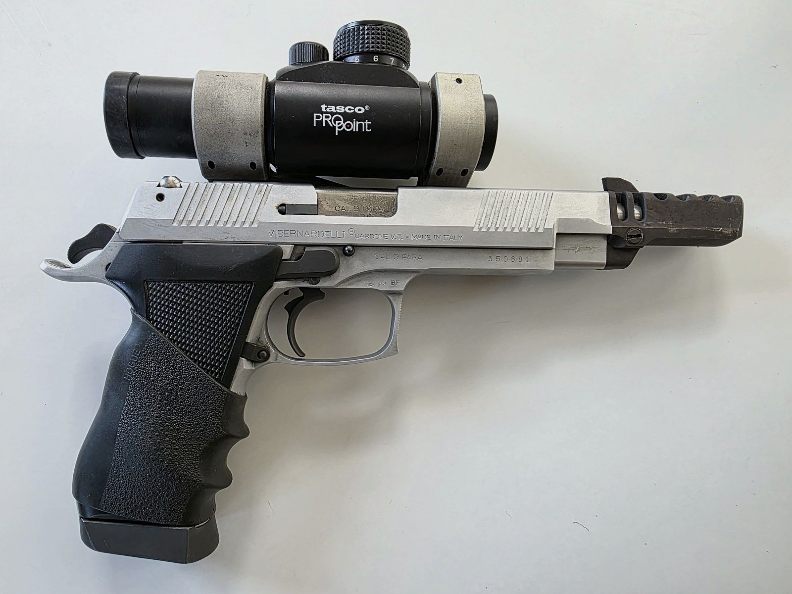 Bernardelli Praktisch 9mm Para mit Tasco ProPoint