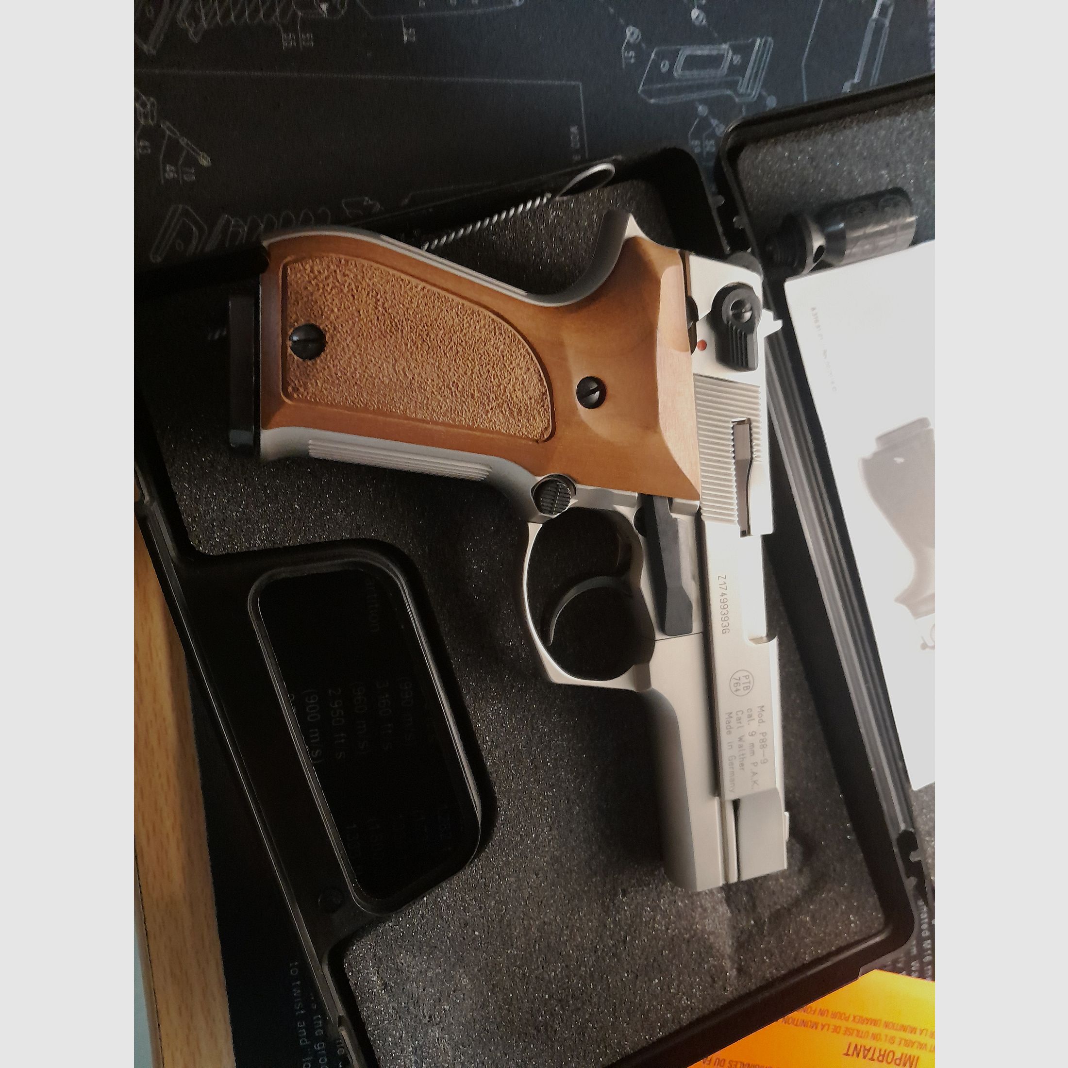Walther P88 Nickel avec plaquettes en bois 9mm Pak