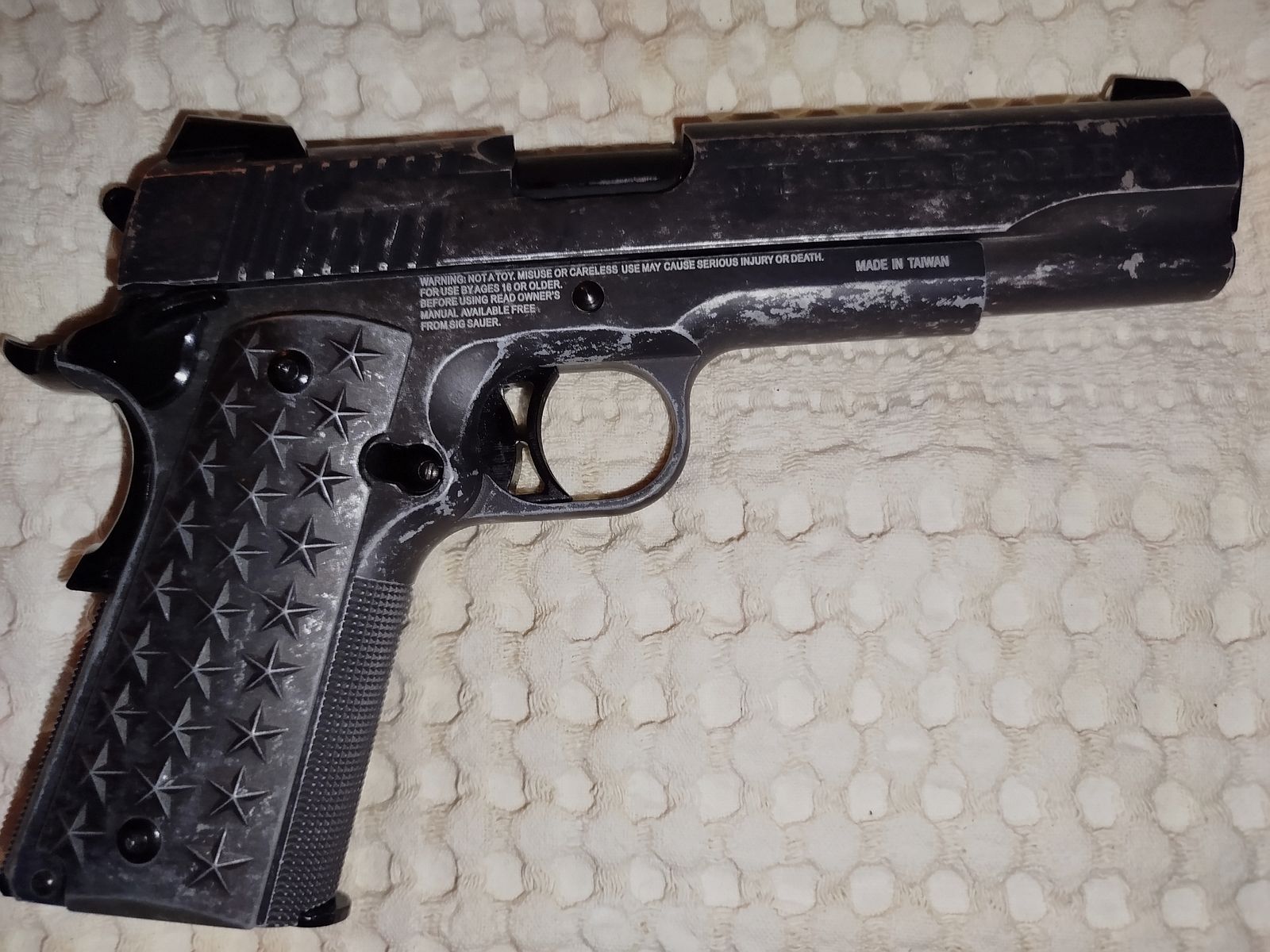 Sig Sauer 1911 WTP + 24 CO2 capsules + pellet trap + 90 targets + 2940 BBs