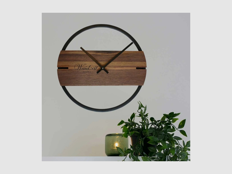 Orologio da parete Novum in legno di noce