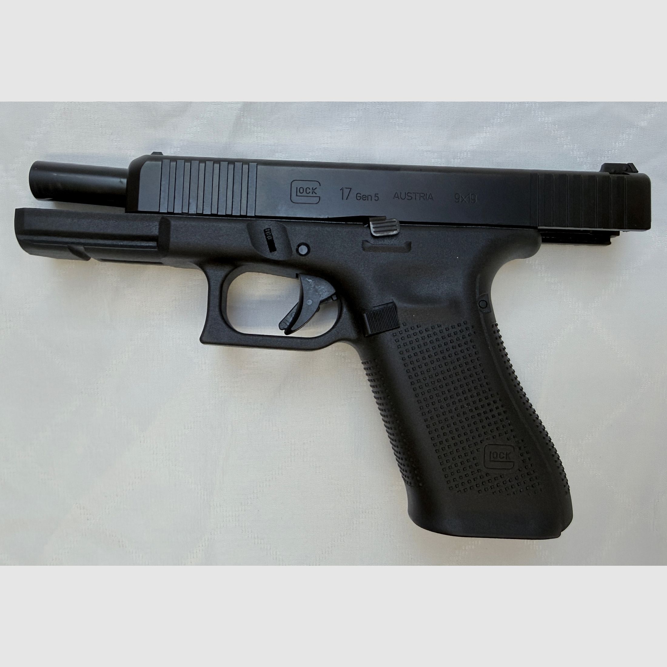 Glock17 gen 5, like-new Glock 17 Gen. 5 (9×19) – fired only once with 17 shots.