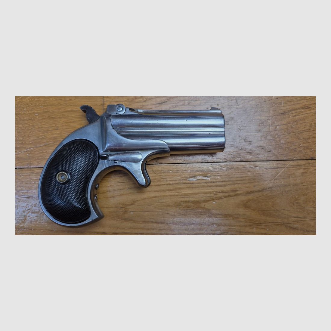 Ikonische Doppel-Derringer Pistole Remington M95 – Kal. 41 Randfeuerpatrone .41RF – selten und gesucht Typ I spät – Die Waffe der Saloons von 1870/1880! – Sehr schöne originale vernickelte Oberfläche – Ausgezeichneter mechanischer Zustand – Gute Läufe – Perfekte Auswurf – Griffschalen aus Ebonit in sehr gutem Zustand – Nur 14.000 Exemplare! – Ein „Joker“ im Ärmel eines Asses in ausgezeichnetem Zustand – TBE+/TBE++, Bild 13 von 22