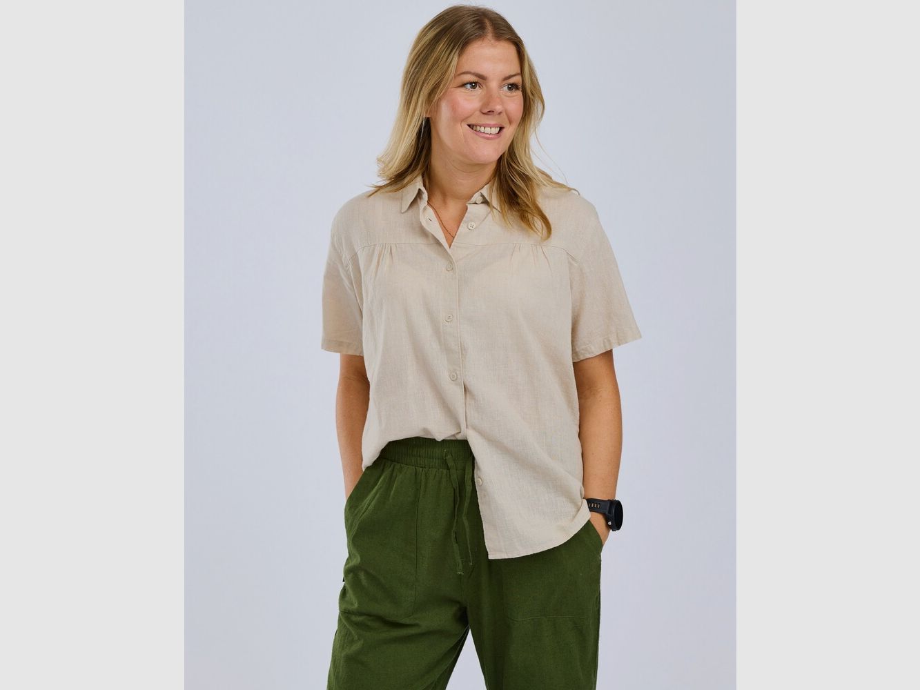 Pinewood Värnamo short-sleeved blouse (Linen Beige), imagen 4 de 7