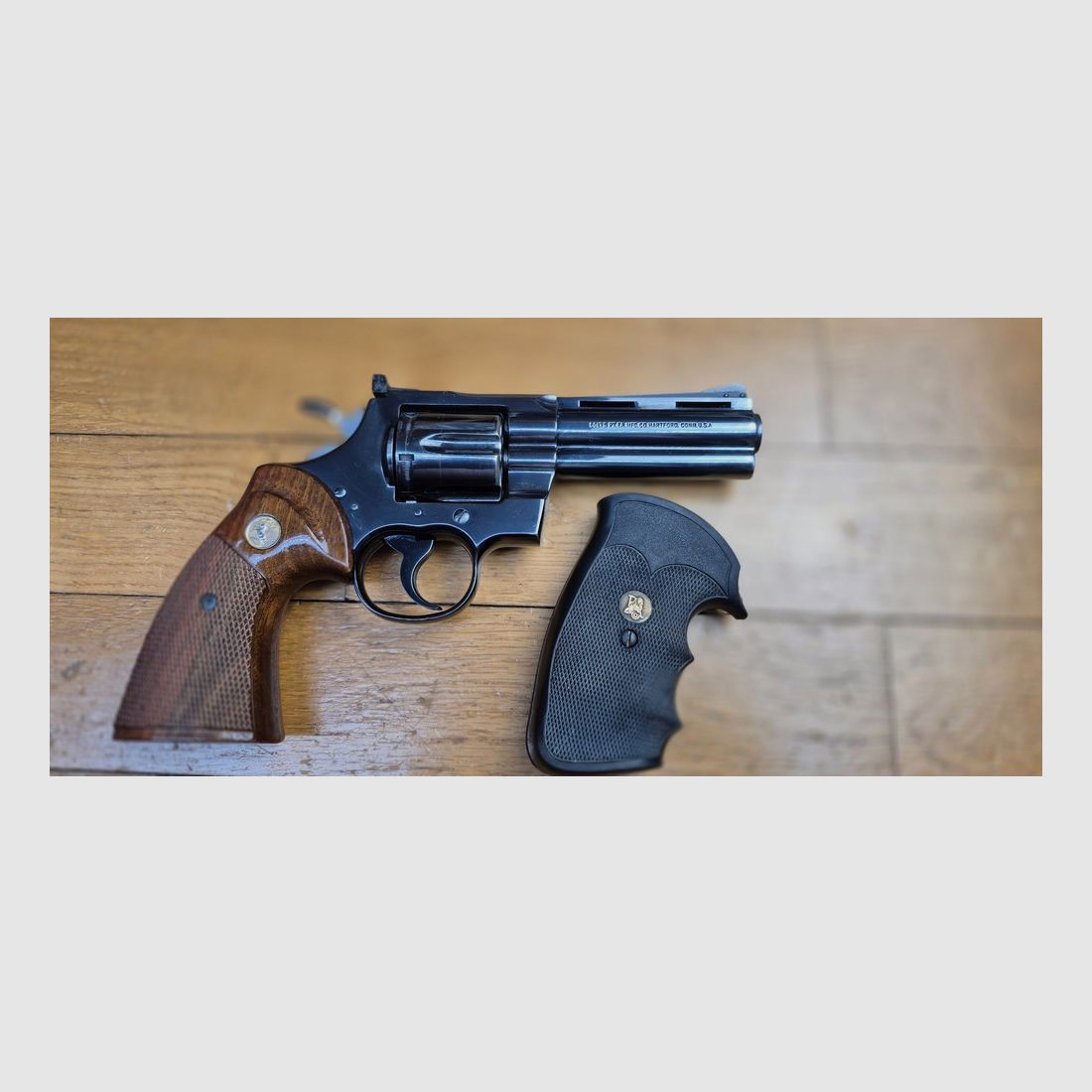 Wunderschöner Colt Python 357 Magnum – Lauf 4 Zoll – Anfängerwaffe 1973 in Spitzenfinish – Zweites Set Pachmayr-Griffe – Gebrauchte Waffe in mehr als sehr gutem Zustand – TBE+, Bild 1 von 23