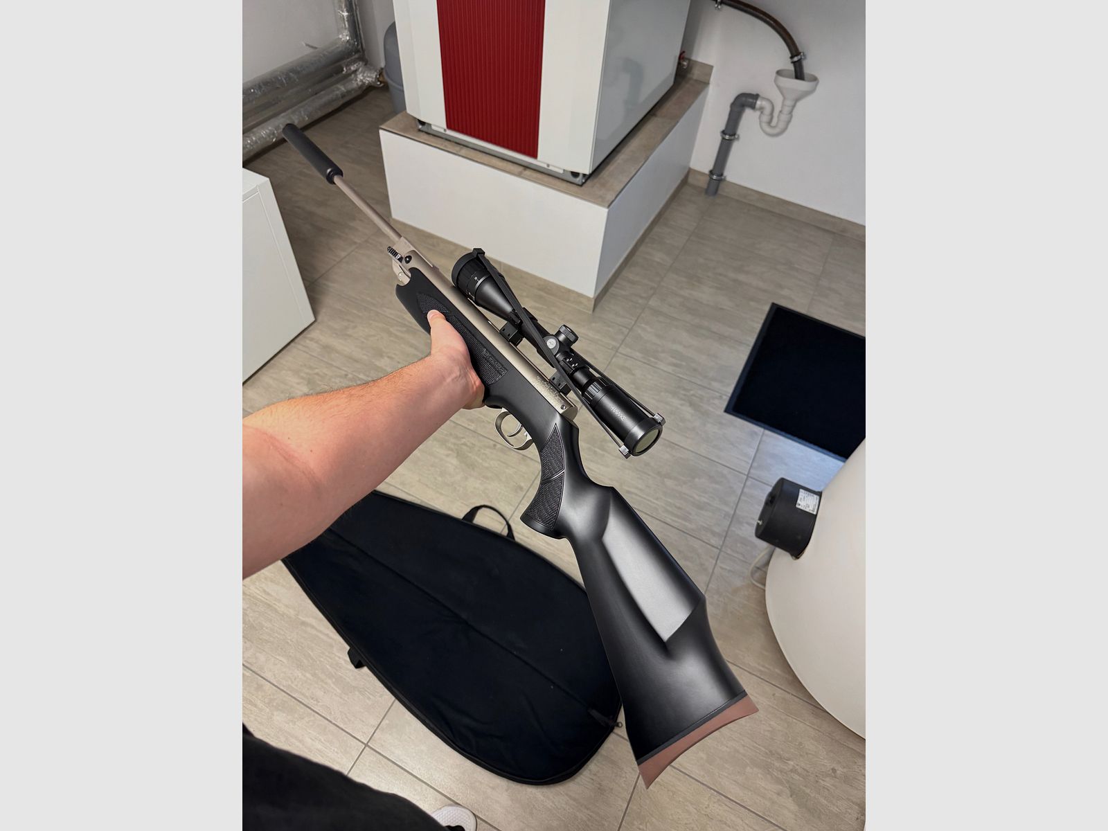 Weihrauch HW 35K F Black Silence – 4,5 mm, w tym tłumik i luneta