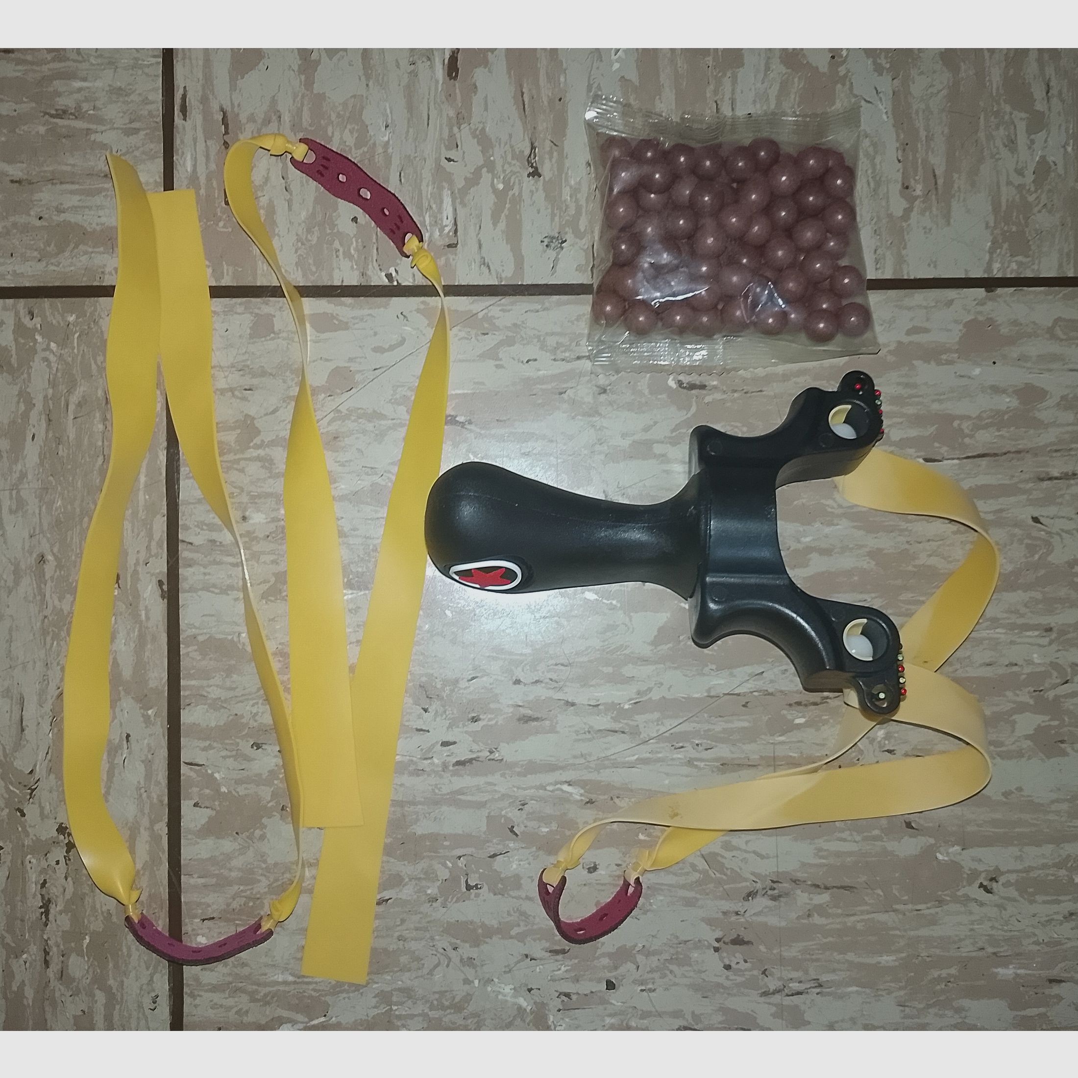Neue Steinschleuder Zwille Schleuder Red Star mit Zubehör Ersatzgummi Munition  schwarz Roter Stern 