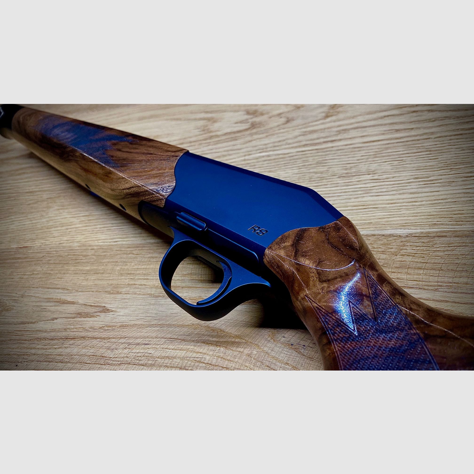 Blaser R8 Schaft / Holzklasse 7 / Bayrische Doppelfalzbacke / glänzendes Finish / Logo Schwarz