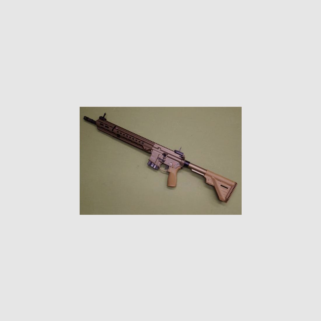 Heckler & Koch MR 223 A3 sandfarben 16,5 Kaliber .223 Remington Selbstladebüchse AR15 MR223 
                Angeboten wird eine fabrikneue und ungeschossene SelbstladebüchseHeckler & Koch MR 223 A3 sandfarben 16,5 Kaliber .223 Remington Selbstladebüchse